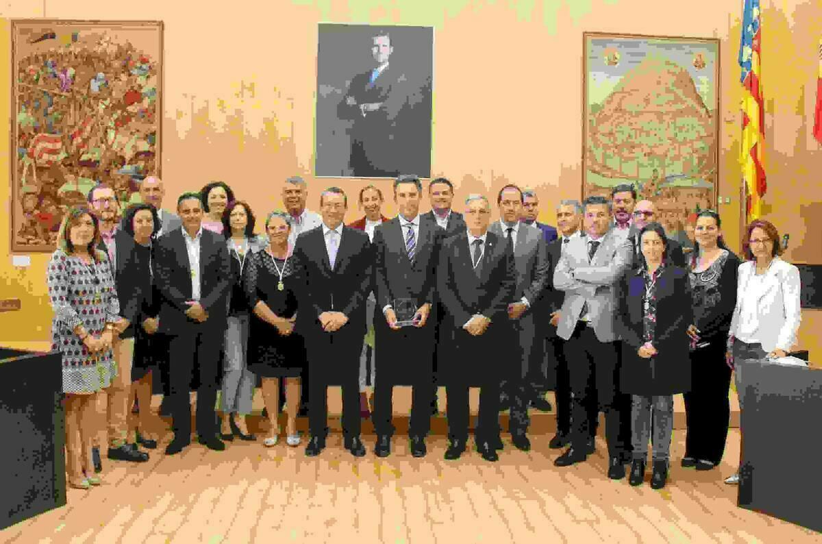 Benidorm reconoce con la &ldquo;Distinci&oacute;n Europa&rdquo; la labor del director del aeropuerto de Alicante-Elche 