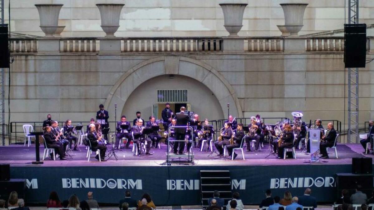 Benidorm desarrolla un proyecto musical con las tres bandas locales y colla de xirimiters