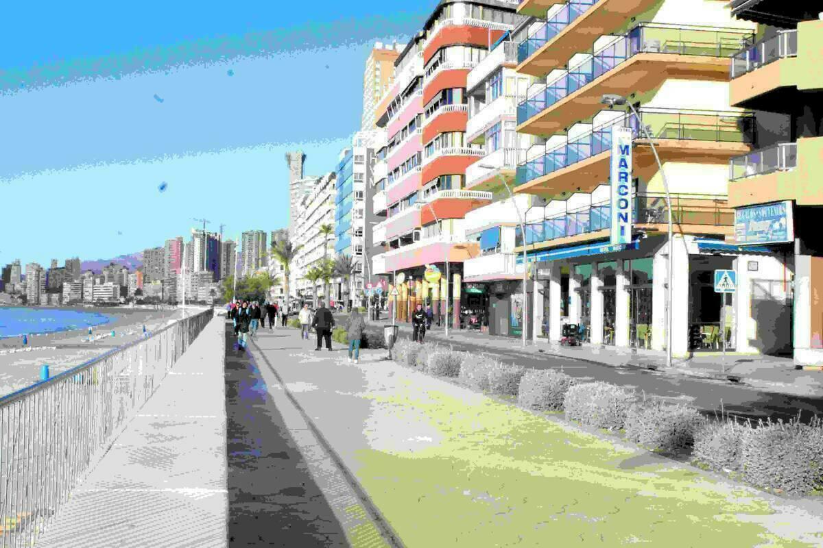 Benidorm &middot; Escena Urbana sustituye m&aacute;s de 200 baldosas da&ntilde;adas del Paseo de Poniente