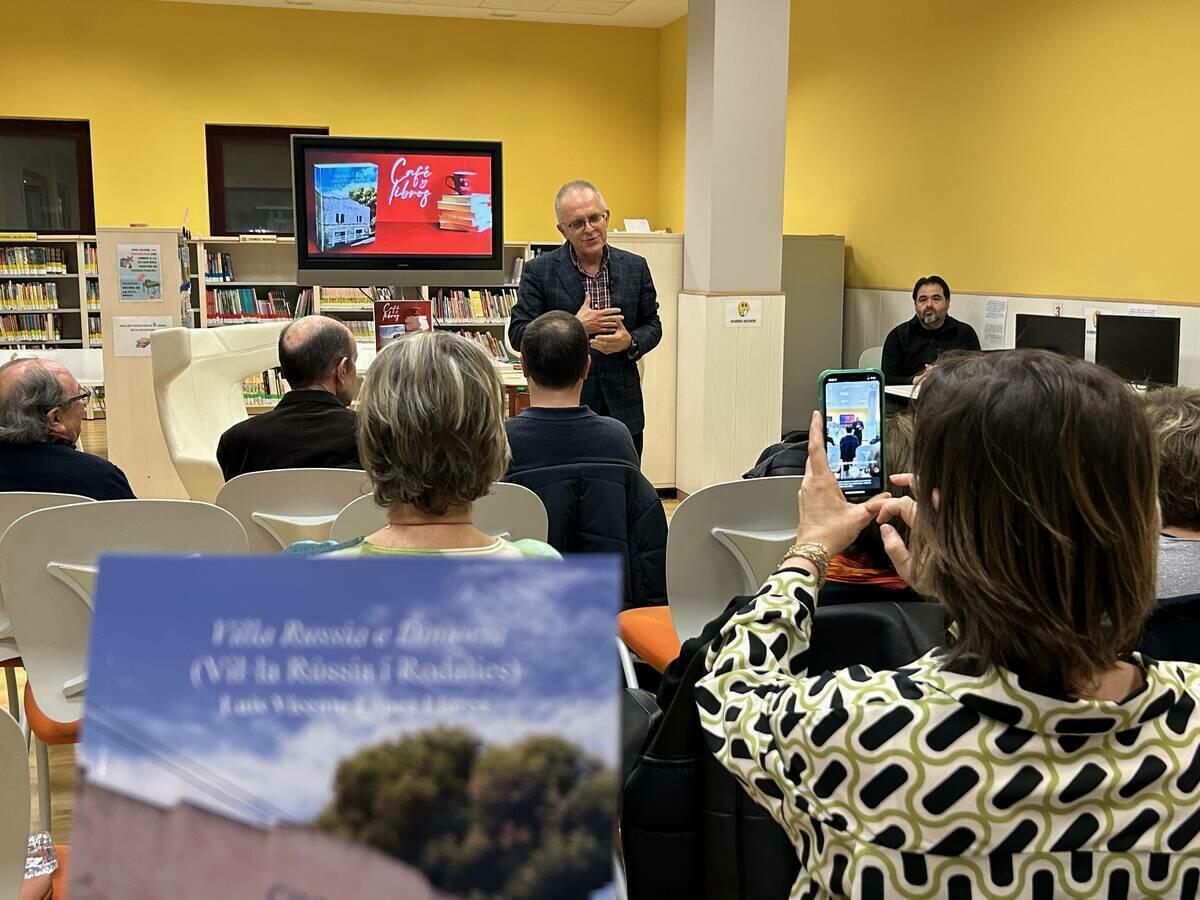 El ciclo “Café y Libros” comenzó con el título “Villa Rusia e dintorni” 