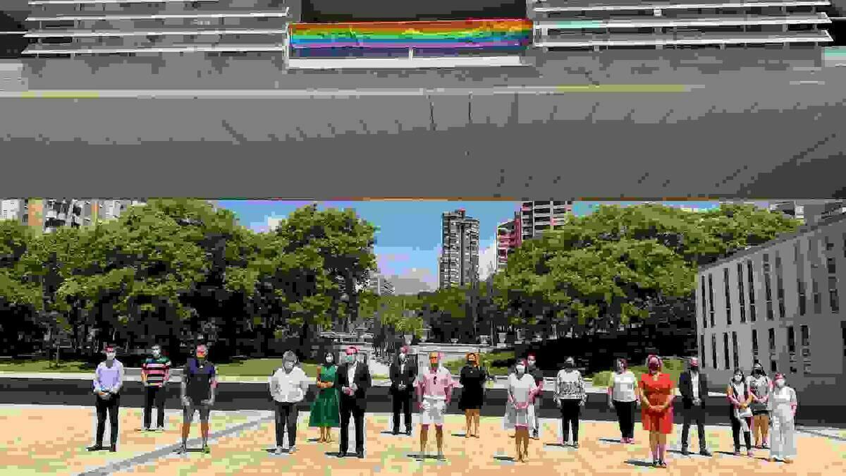 Benidorm se suma el Día Internacional del Orgullo iluminando el Castell con los colores de la bandera arcoíris