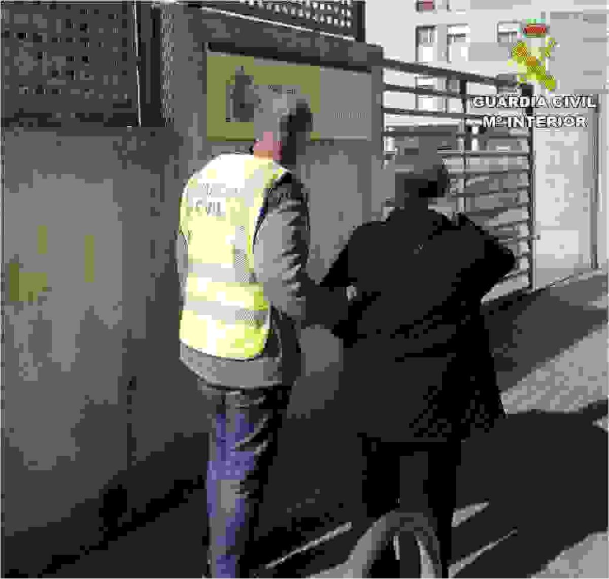 La Guardia Civil detiene en Santa Pola a una pareja por sustraer m&aacute;s de 23.000 euros a la anciana que cuidaban 