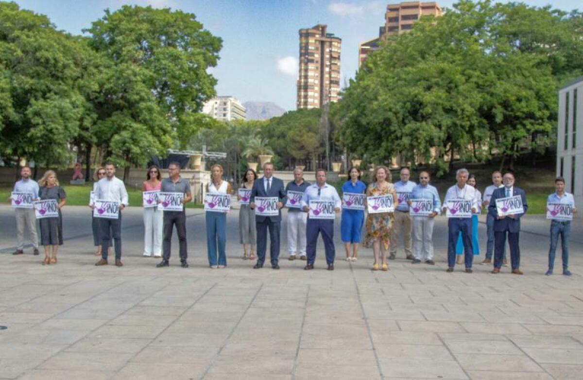 Benidorm guarda un minuto por dos mujeres asesinadas en Barcelona y Madrid