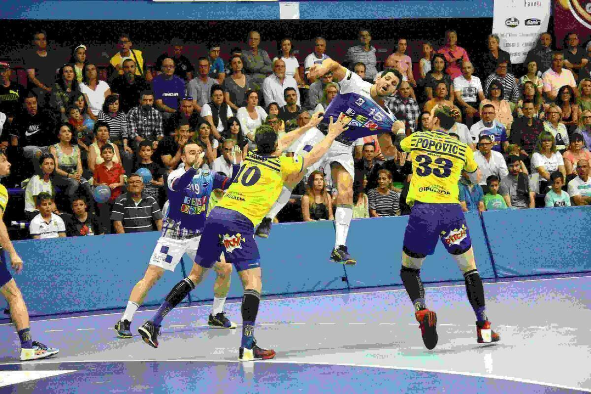 Cerradas varias renovaciones en el Balonmano Benidorm