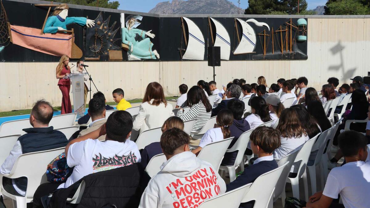 Benidorm conmemora el D&iacute;a del Libro con una lectura p&uacute;blica con escolares en el Parc de Foietes