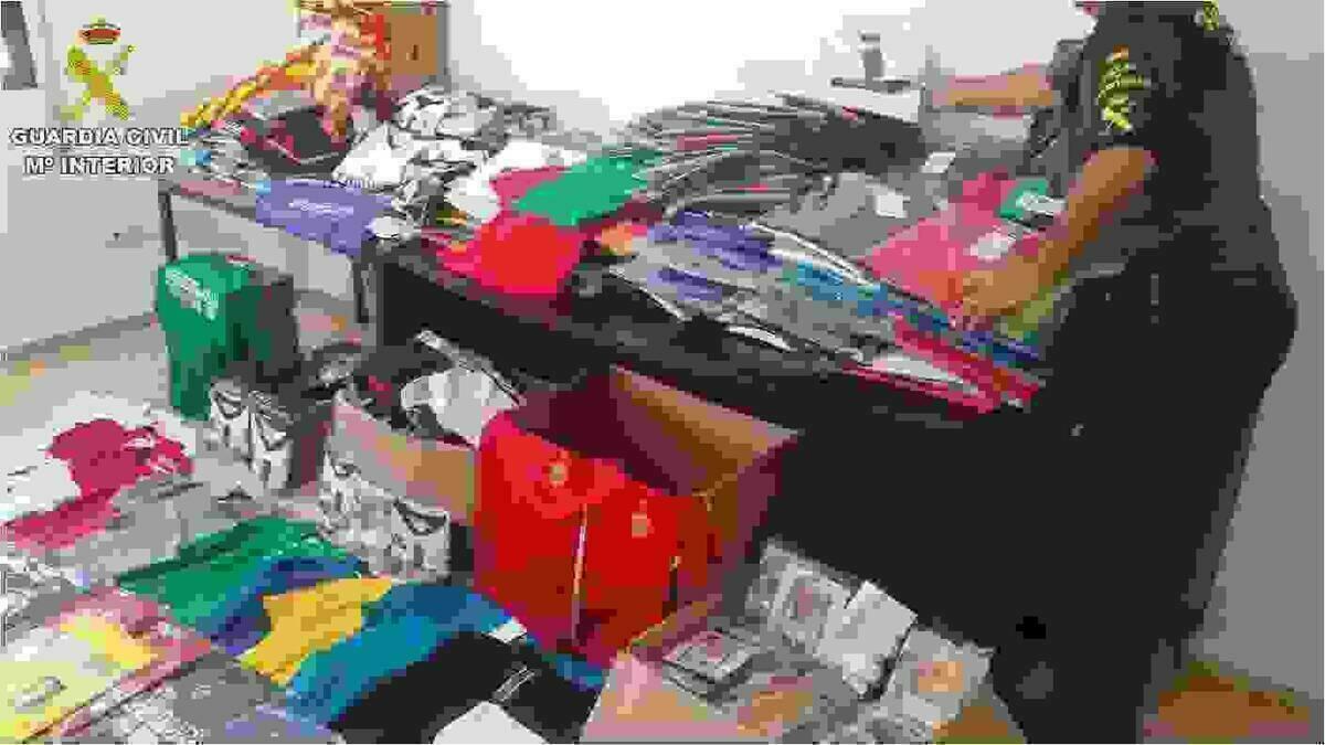 La Guardia Civil incauta m&aacute;s de 33.600 euros en prendas falsificadas en el mercadillo de Finestrat