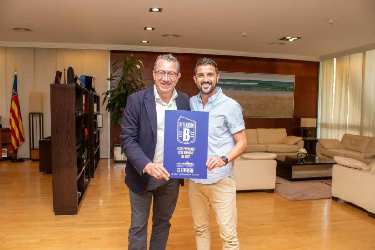 David Villa entrega a Toni Pérez el abono del CF Benidorm para la nueva temporada