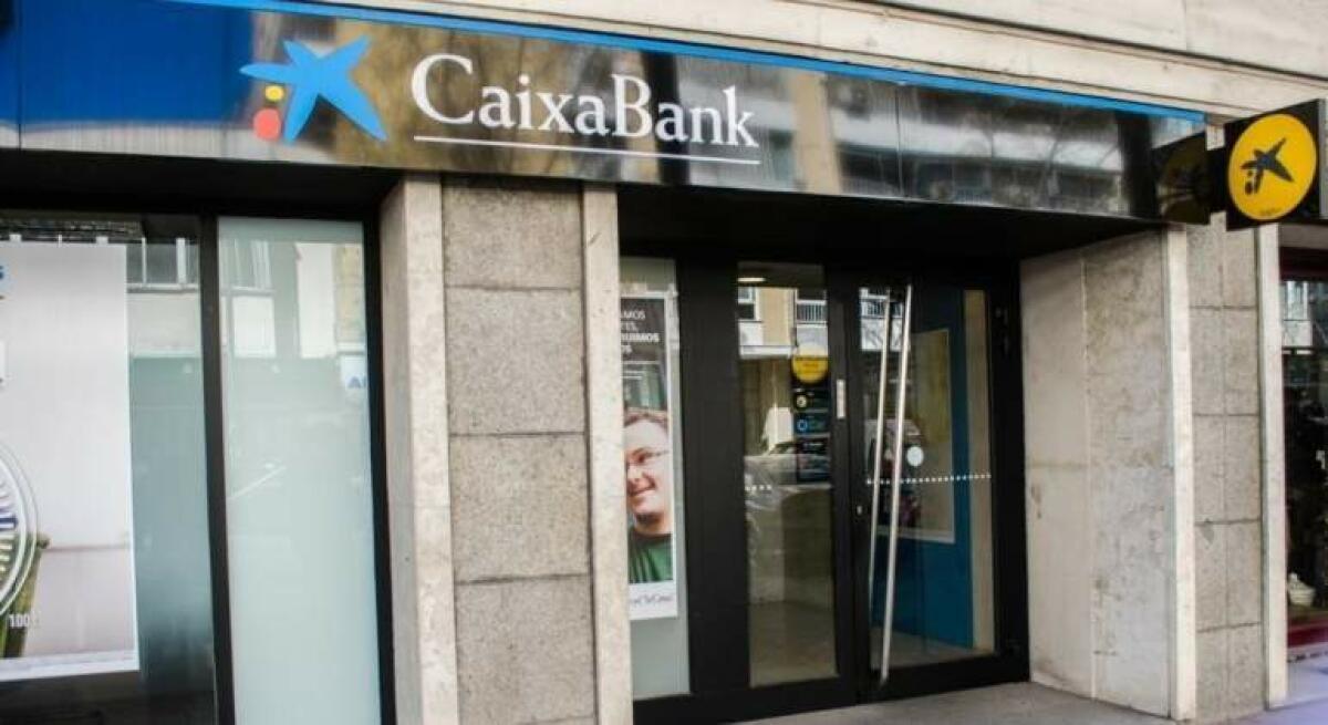 CaixaBank aliviará la carga burocrática en sucursales y reforzará los eventuales para atender a mayores