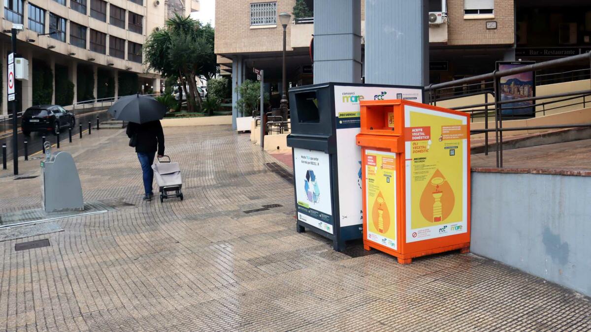 El Consorci Mare instala en Benidorm los primeros para gestionar la recogida de ropa y de aceite usados