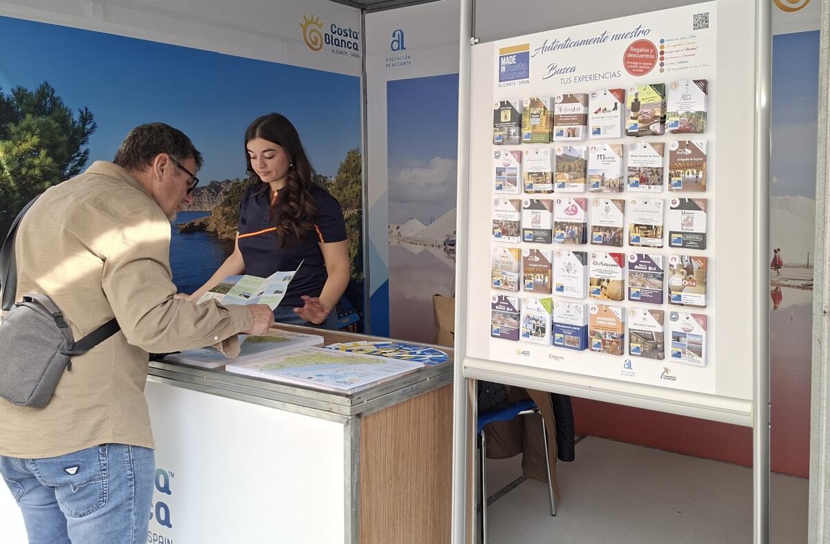 Costa Blanca exhibe la oferta de sus municipios en la Fira de Tots Sants de Cocentaina en su 679 edición 