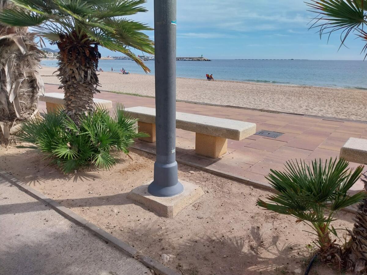 Escena Urbana realiza un tratamiento a las bases de las columnas de alumbrado de la playa Centro de Villajoyosa para protegerlas