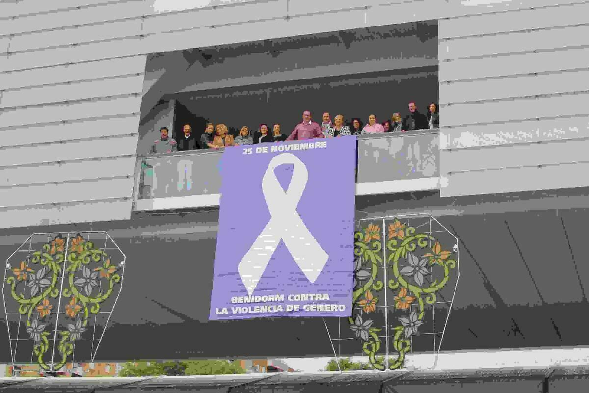 Benidorm despliega una pancarta contra la violencia de g&eacute;nero en la fachada del Ayuntamiento