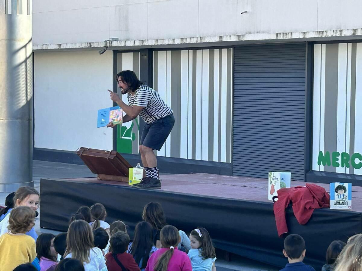 La plaza del Sol acogió una sesión de cuentacuentos ayer por la tarde