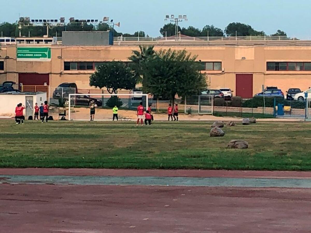 El PSOE denuncia el lamentable estado del campo de futbol de la pista de atletismo en el que entrenan equipos de fútbol base