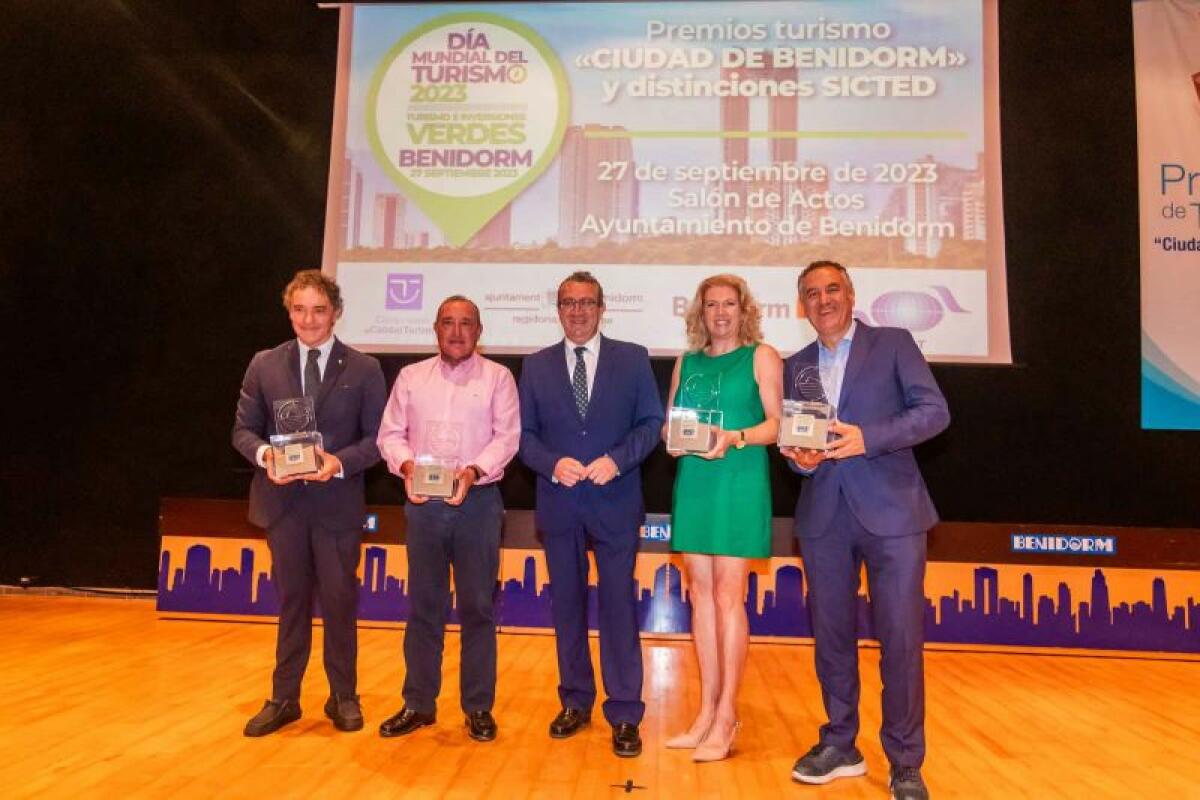 Benidorm reconoce en el Día Mundial del Turismo a Antena 3 Noticias y los periodistas F.J. Benito y Michelle Baker  