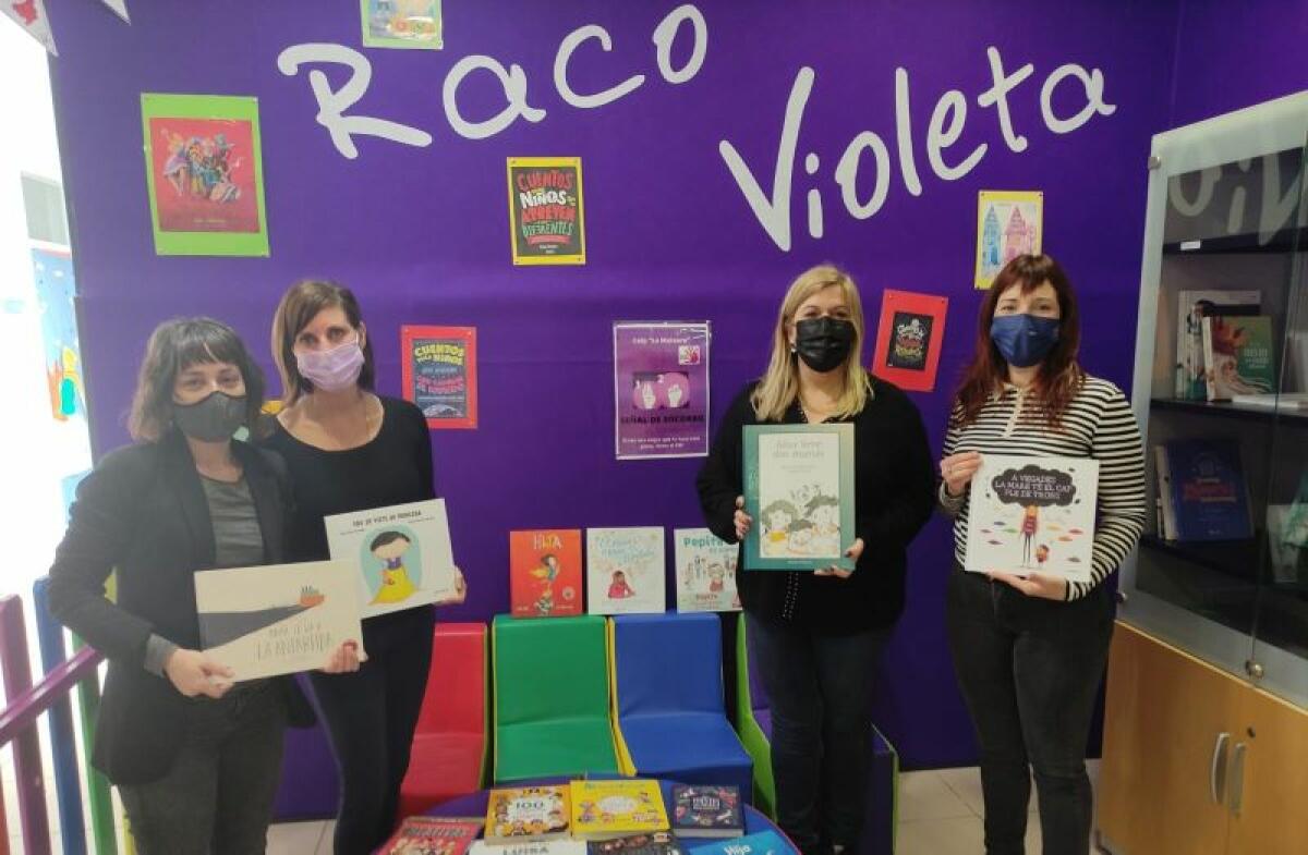 Igualdad entrega 42 libros a los “Espais Violeta” de los colegios