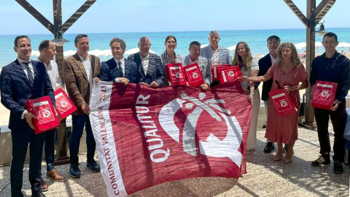 Las playas y calas de Benidorm renuevan la bandera de Qualitur