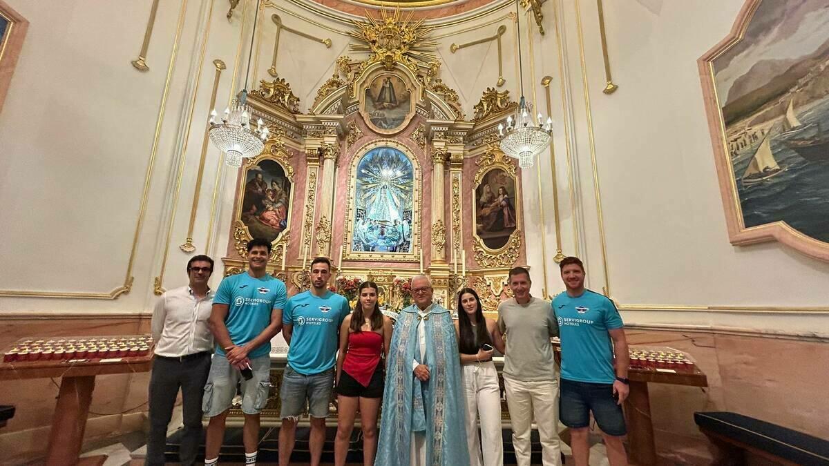 El Servigroup Hoteles Benidorm de Balonmano hace la ofrenda de flores