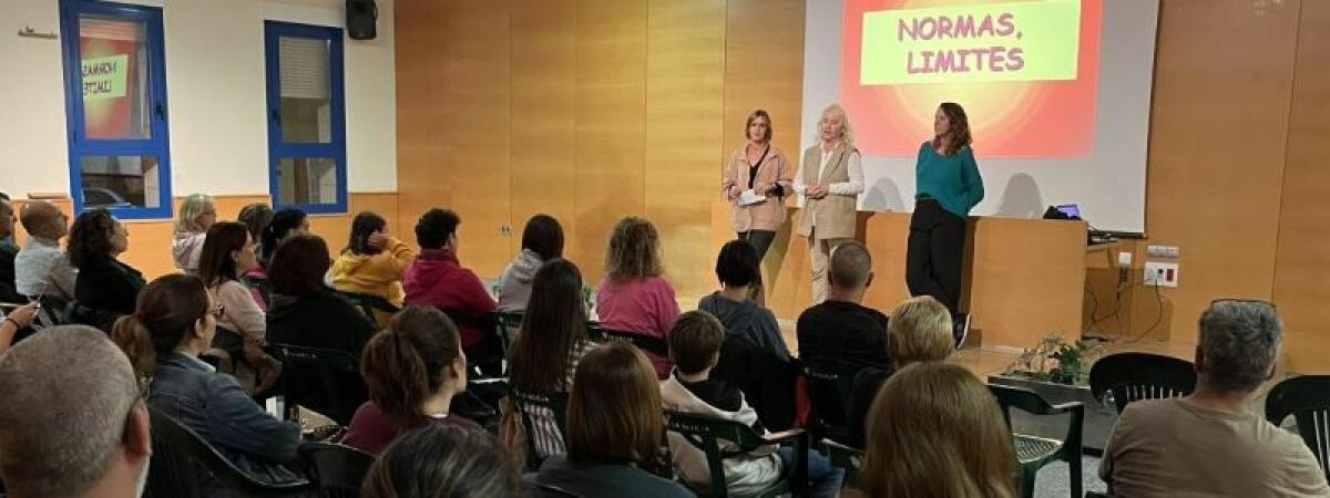 50 personas en la primera charla de la II Escuela de Madres y Padres 