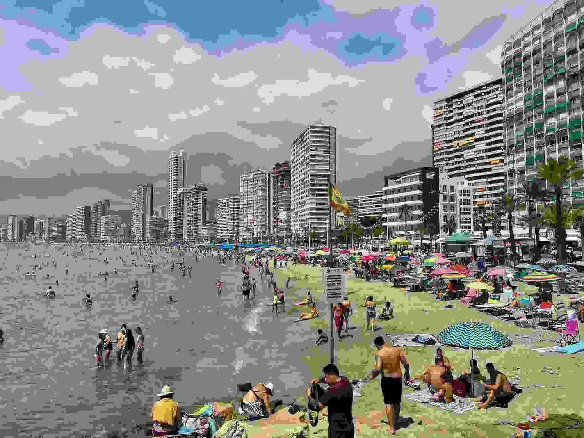 Ciudadanos denuncia la falta de espacio de uso libre en la zona de la playa del Rincón de Loix de Benidorm