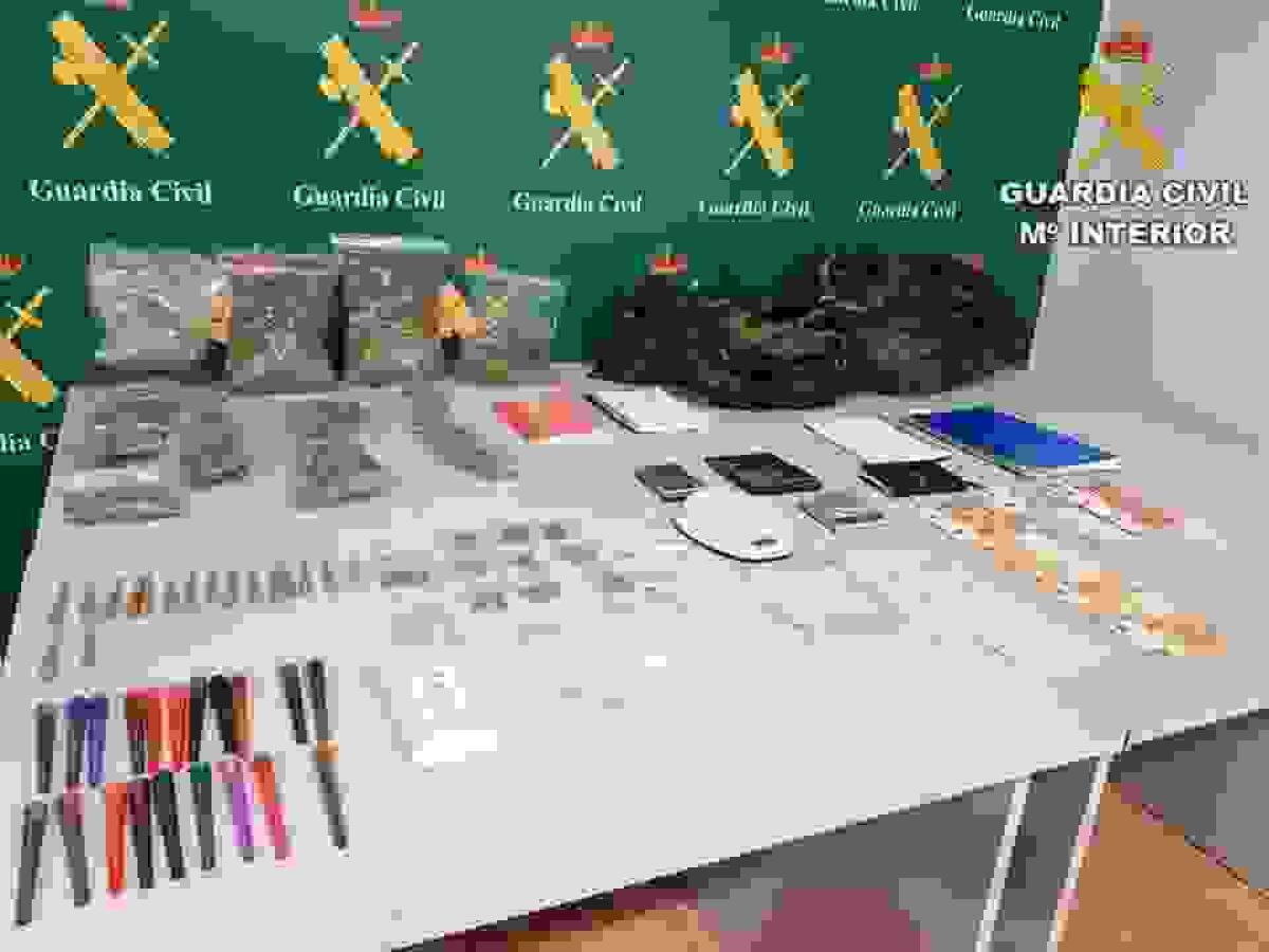 La Guardia Civil detiene en Santa Pola a siete miembros de una misma familia por un presunto delito de tráfico de drogas.