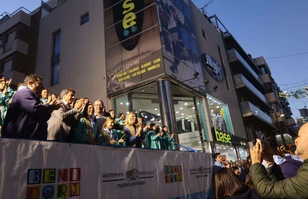 Benidorm encendido iluminación. El presidente de la Generalitat, Carlos Mazón, se une al alcalde y las reinas de las Fiestas para visitar el ‘Porrat’ y algunas peñas