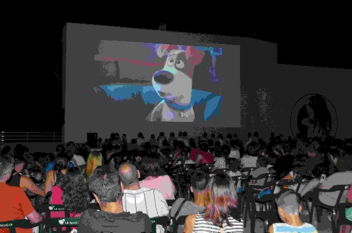La Nuc&iacute;a &middot; &ldquo;Mascotas&rdquo; inaugur&oacute; el Cine Estival Familiar con m&aacute;s de 400 personas