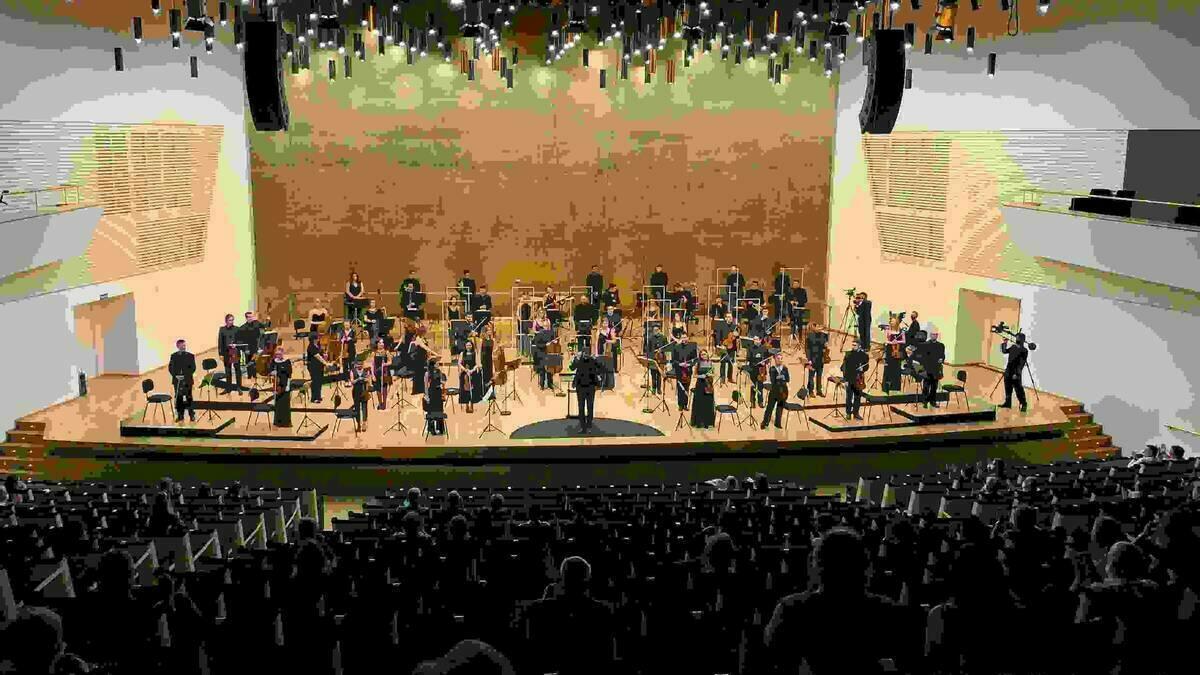 M&aacute;s de 200 personas asisten al primer concierto sinf&oacute;nico de Espa&ntilde;a en &eacute;poca de coronavirus a cargo de ADDA&middot;Simf&ograve;nica 