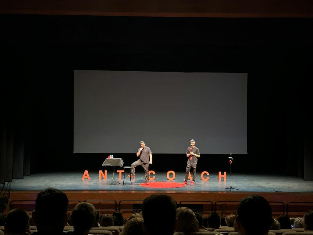 El monólogo “El Anticoach” llenó de risas y humor l’Auditori de La Nucia