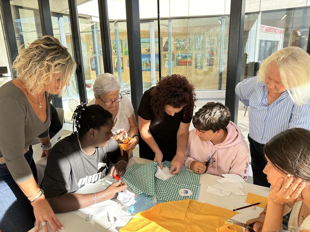 Los jóvenes aprenden a “coser” con los mayores en los Talleres Intergeneracionales 