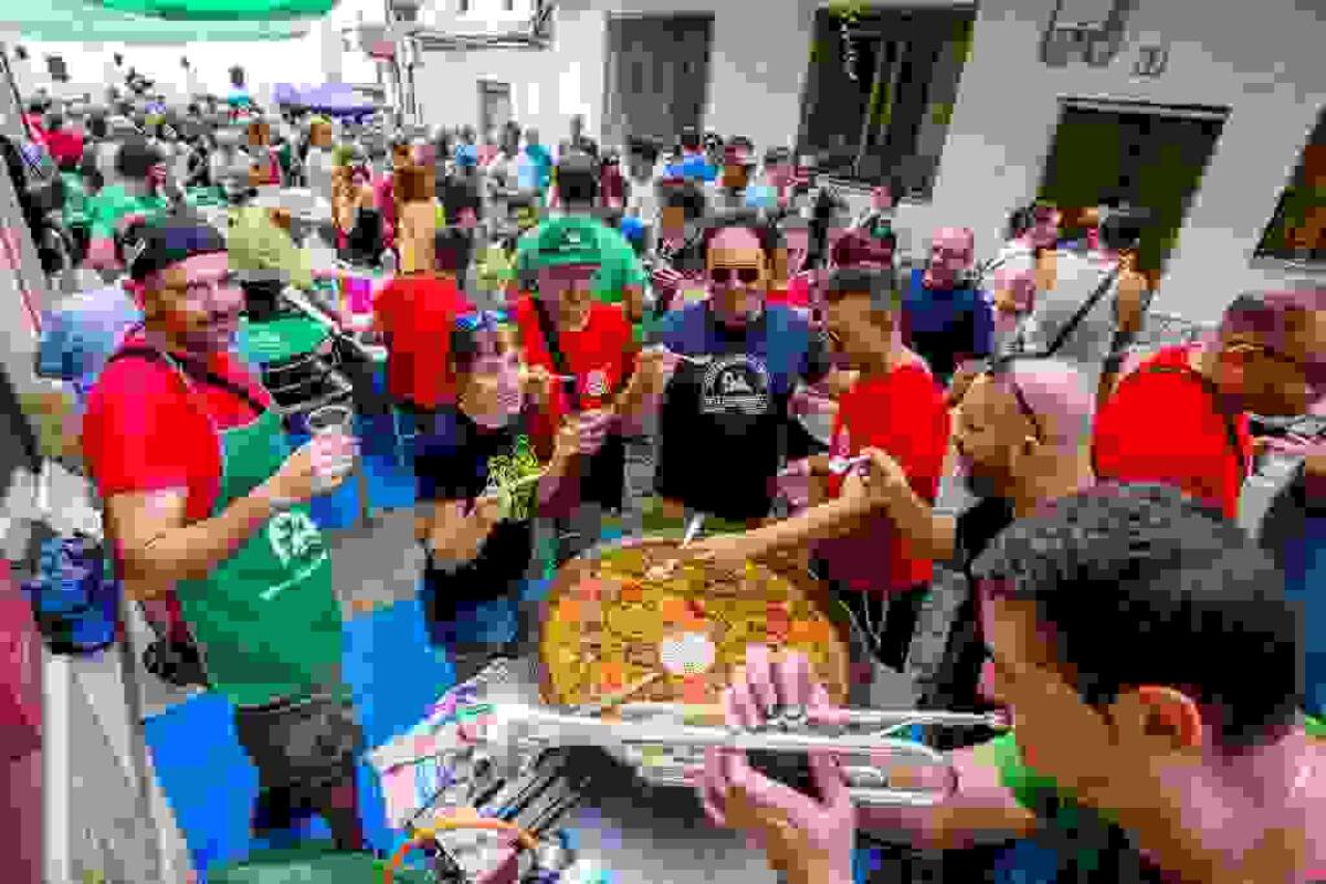   El casco hist&oacute;rico de Finestrat vivi&oacute; ayer una jornada multitudinaria con motivo del &ldquo;D&iacute;a de les Paelles&rdquo;
