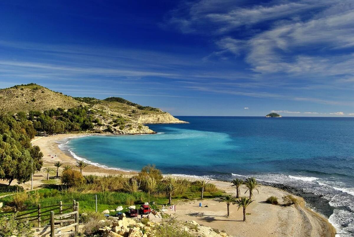 Todas las playas de Villajoyosa se adhieren a la red Playas sin Humo para conseguir ser espacios más saludables
