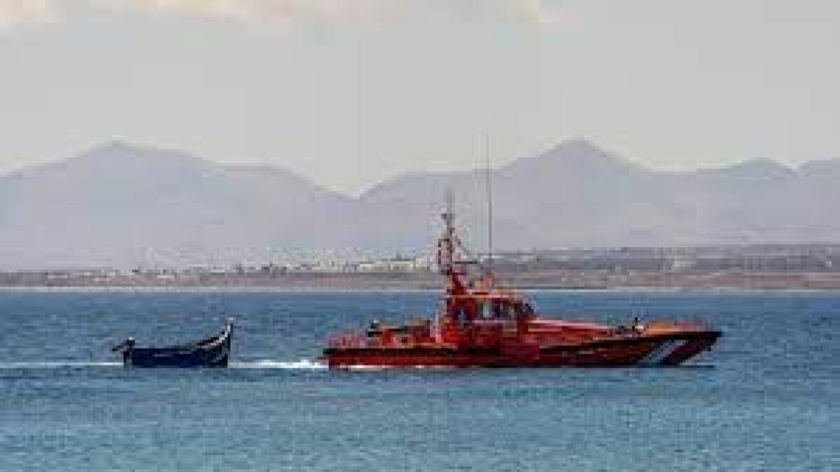 Rescatados siete migrantes, uno en silla de ruedas, tras llegar en patera a una cala de Benidorm