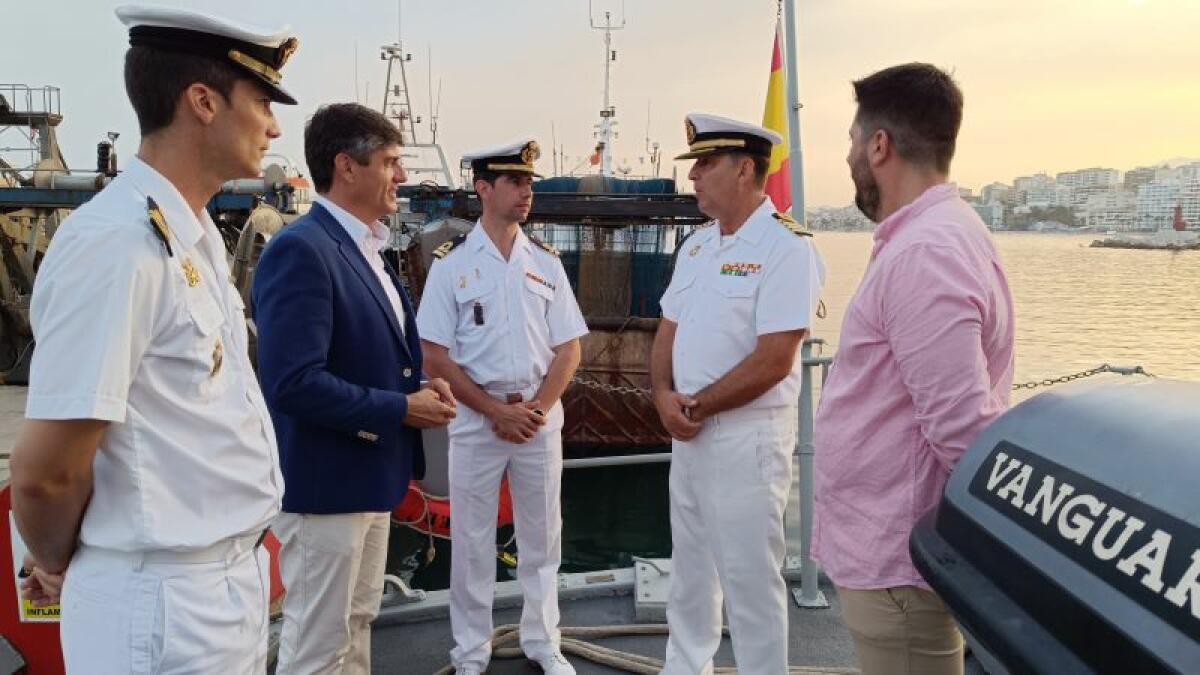 Decenas de vecinos han visitado el patrullero “Toralla” de la Armada Española que ha hecho escala en el puerto de Villajoyosa 