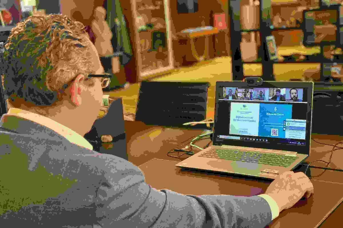 El alcalde analiza en un encuentro provincial el avance de la digitalizaci&oacute;n de la Administraci&oacute;n.