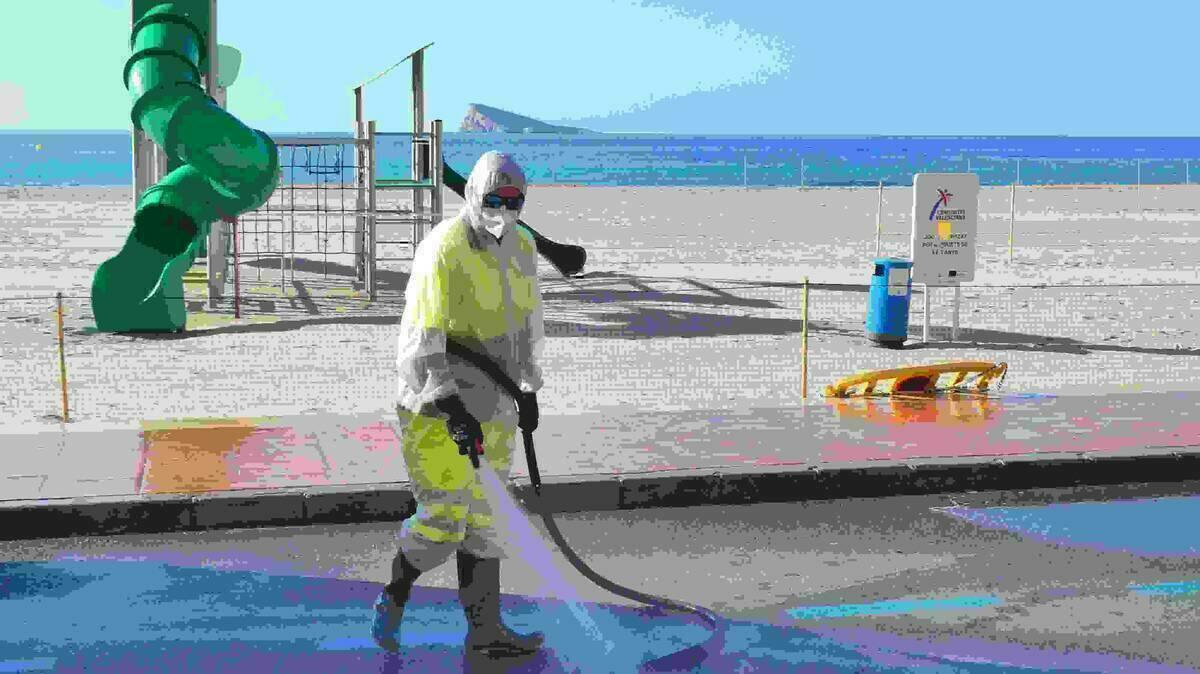 Benidorm refuerza el servicio de limpieza en verano con m&aacute;s personal y maquinaria.