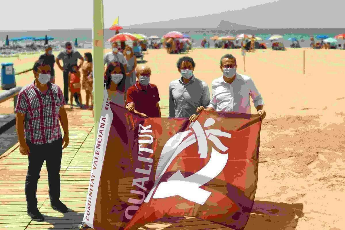 Las banderas Qualitur ondean en las playas de Benidorm.