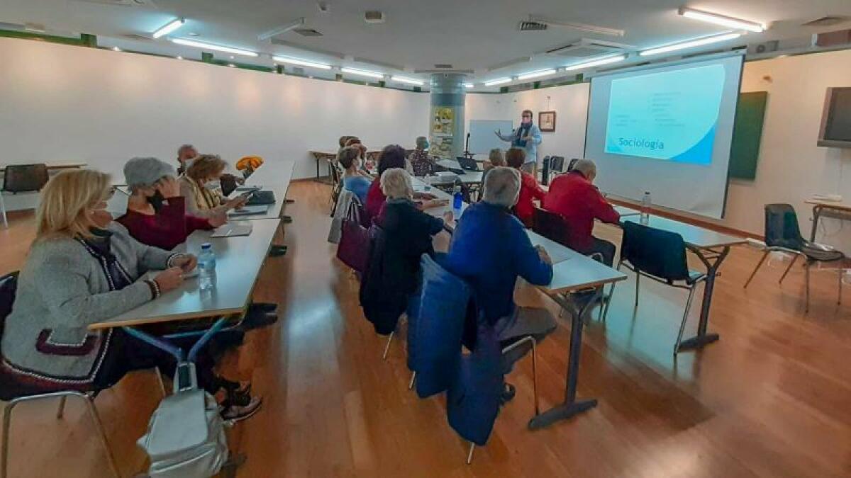 Benidorm vuelve a acoger las Aulas de la Experiencia de la Universidad Miguel Hernández para mayores de 55 años 