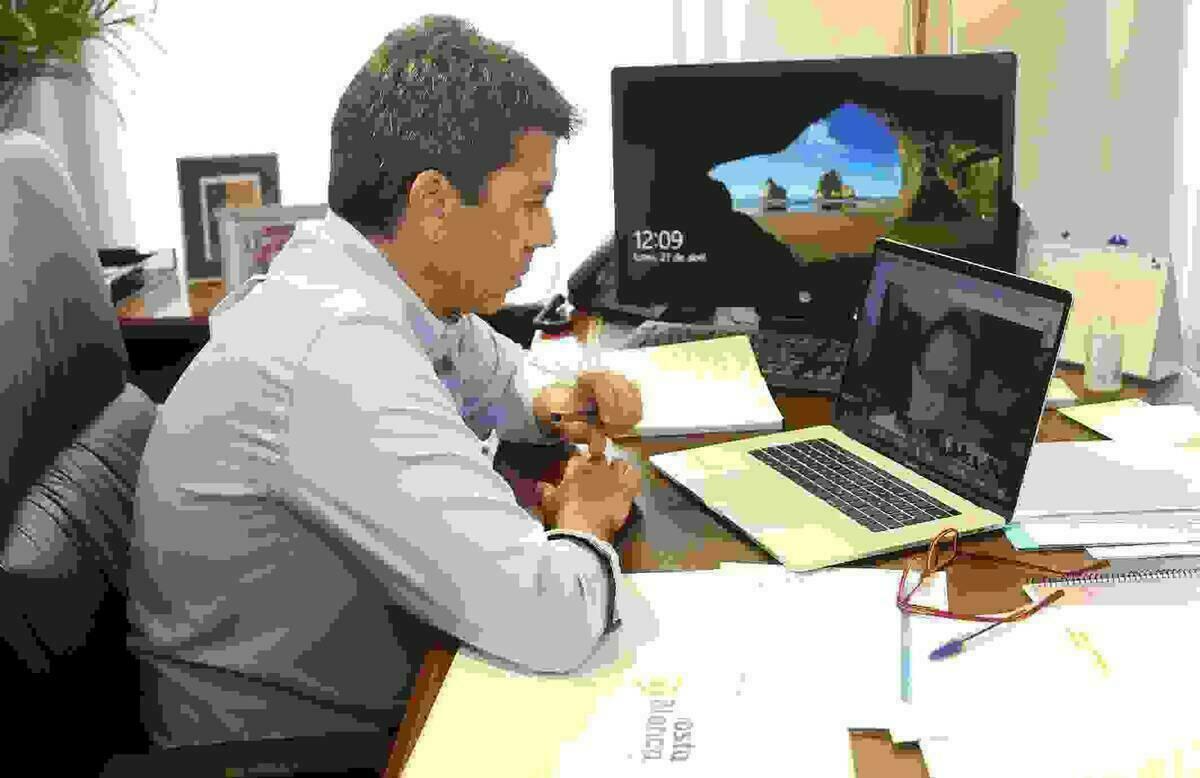 El presidente de la Diputaci&oacute;n agradece el trabajo de los t&eacute;cnicos y sanitarios del Hogar Provincial durante la epidemia de COVID-19.