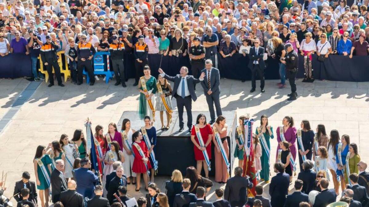 Centenares de músicos interpretan conjuntamente el himno oficial de las fiestas dirigidos por su autor, Rafael Doménech Pardo