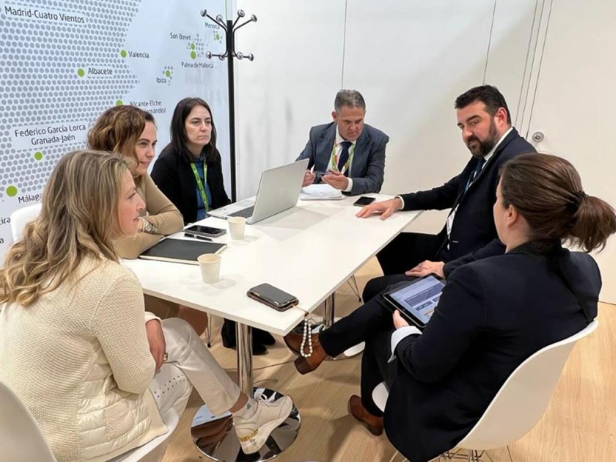 Costa Blanca aborda con AENA rutas aéreas con nuevos mercados para incrementar la llegada de turistas a la provincia 