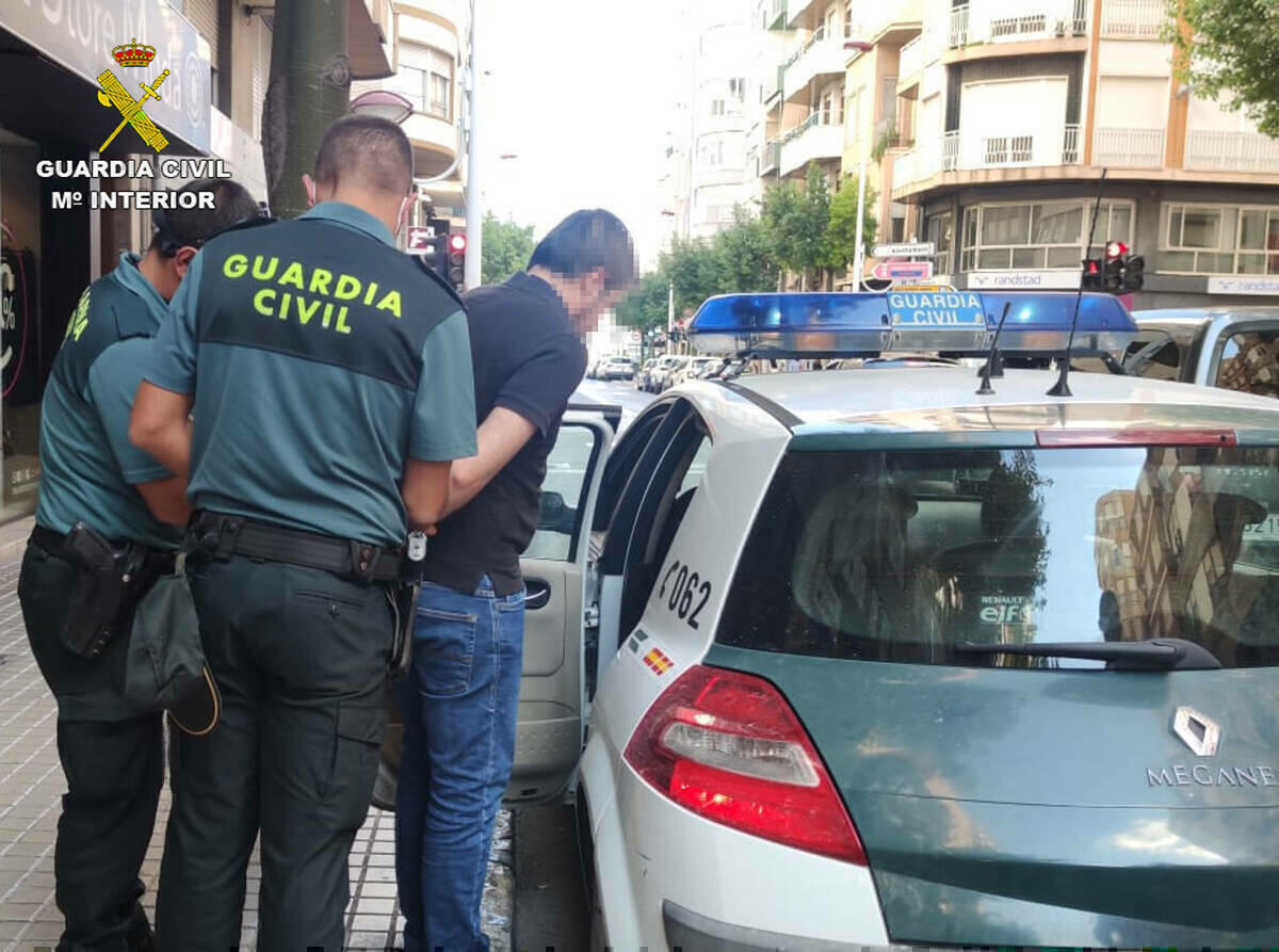 La Guardia Civil detiene en Elche a una persona por un presunto delito de odio contra el Instituto Armado 