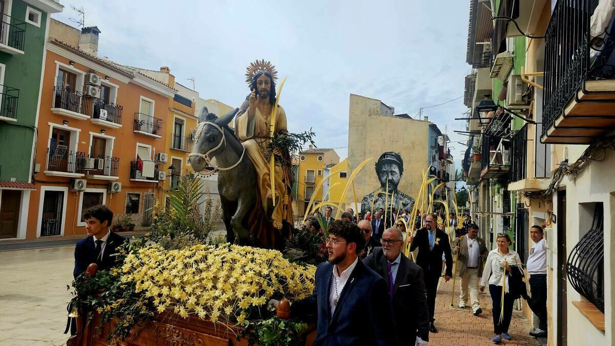 Villajoyosa celebra el Domingo de Ramos con la tradicional y multitudinaria procesión de las palmas