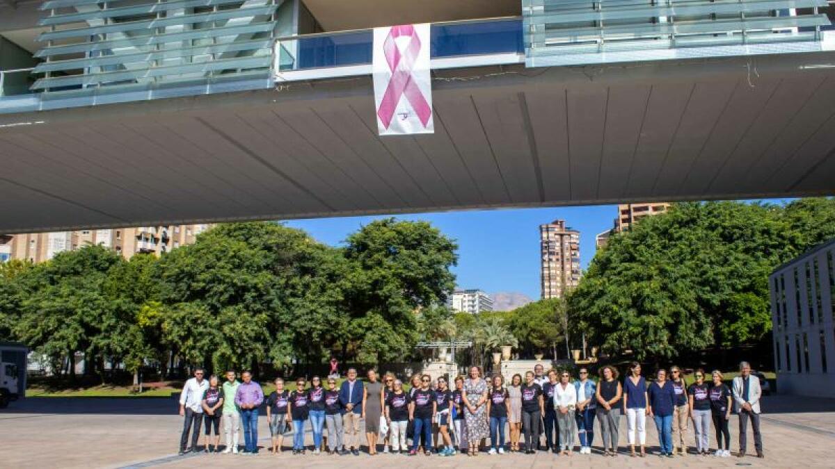 Un lazo rosa en el balcón del Ayuntamiento de Benidorm contra el cáncer de mama