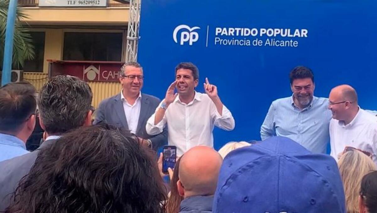 Mazón desata la euforia del PP a viva voz en una plaza de Alicante tras la lluvia: «Agua para todos»