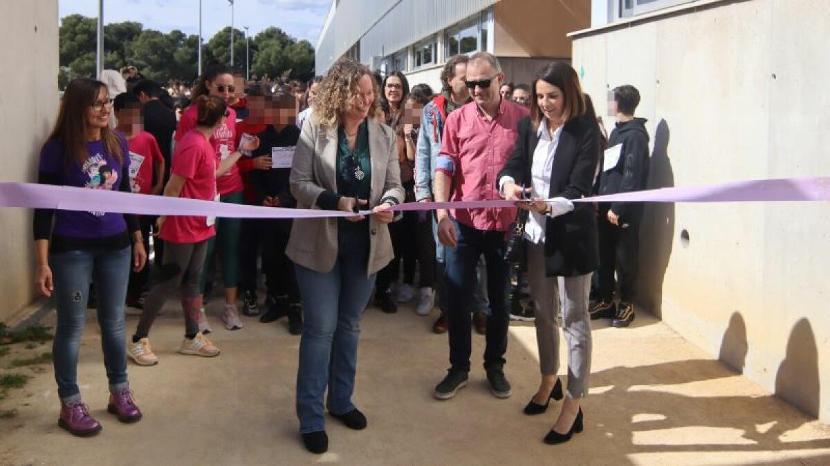 Igualdad acompaña al alumnado del IES Pere Mª Orts i Bosch en su Cursa Solidaria por el 8-M