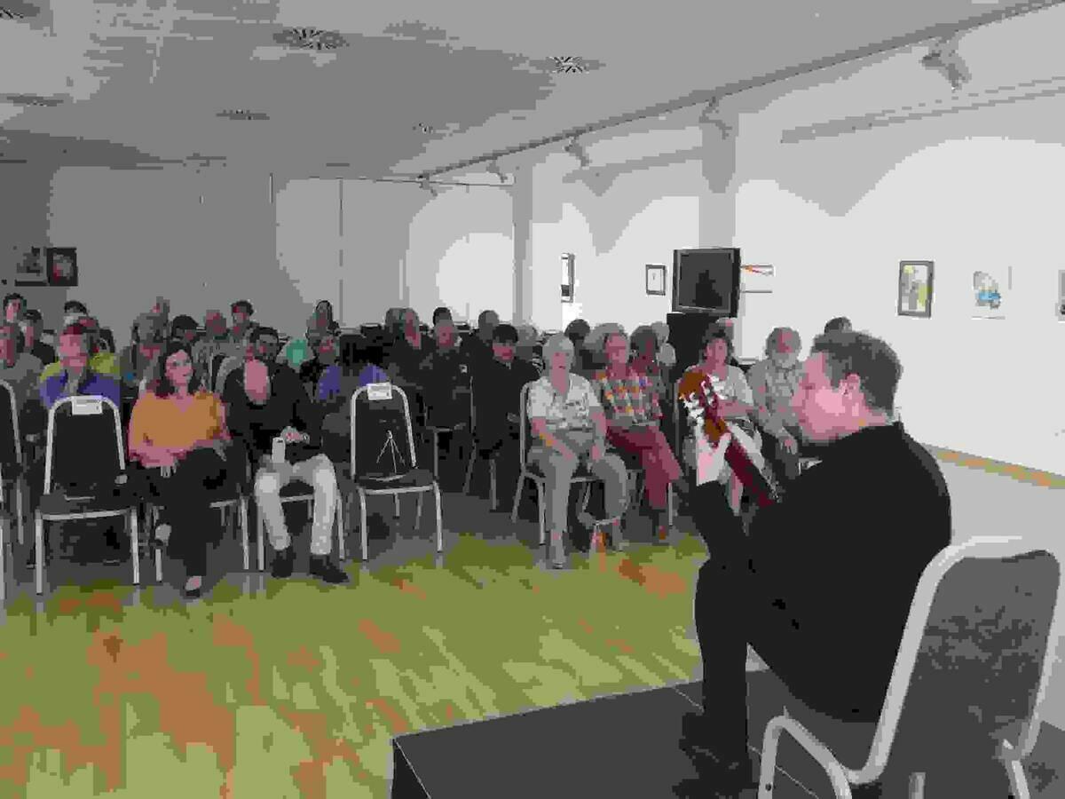 La Nuc&iacute;a &middot; Los guitarristas Nanae Fujiwara y Joey Rinc&oacute;n deleitaron con su virtuosismo