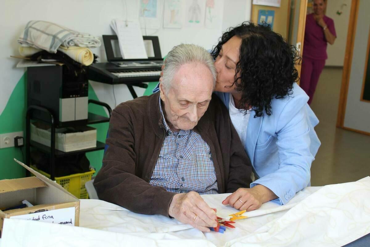 El Alcalde de Villajoyosa Marcos Zaragoza visita las instalaciones de la Asociación de Familiares de Enfermos de Alzheimer de la Marina Baixa