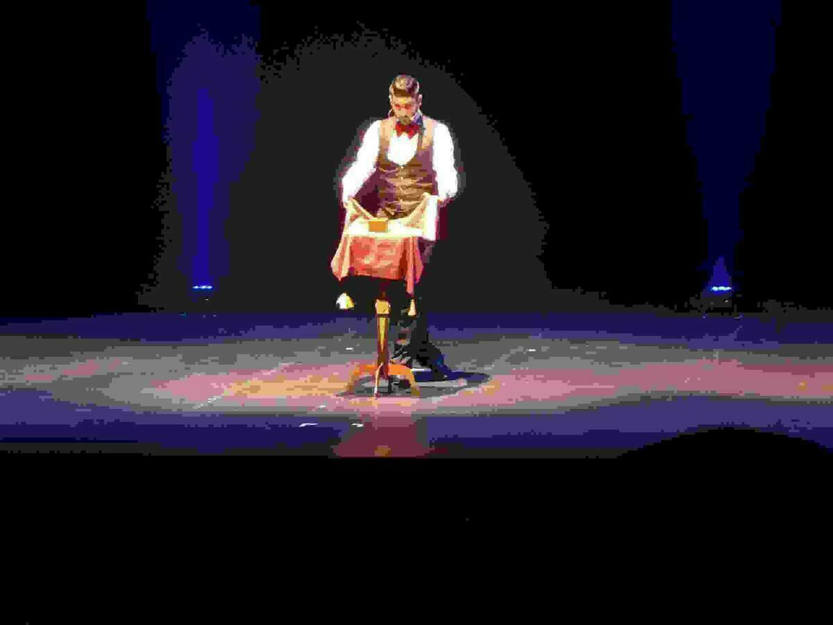 La Nuc&iacute;a &middot; David Climent, Malastruc y Adri&aacute;n Carratal&aacute; llenaron de &ldquo;magia&rdquo; l&rsquo;Auditori