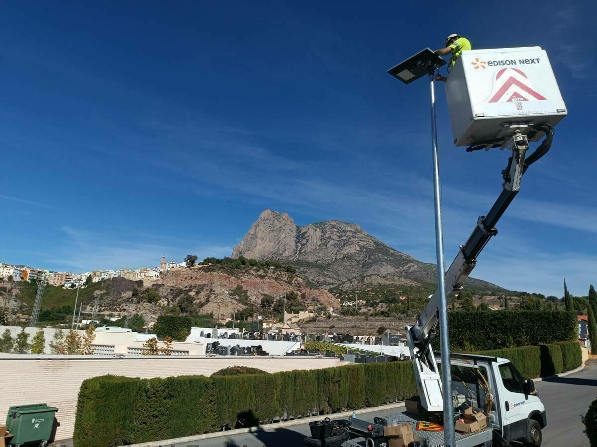 LLEGA EL ALUMBRADO SOLAR A LOS VIALES DE ACCESO A LA PARTIDA L’ALHAMBRA Y AL CEMENTERIO DE FINESTRAT 